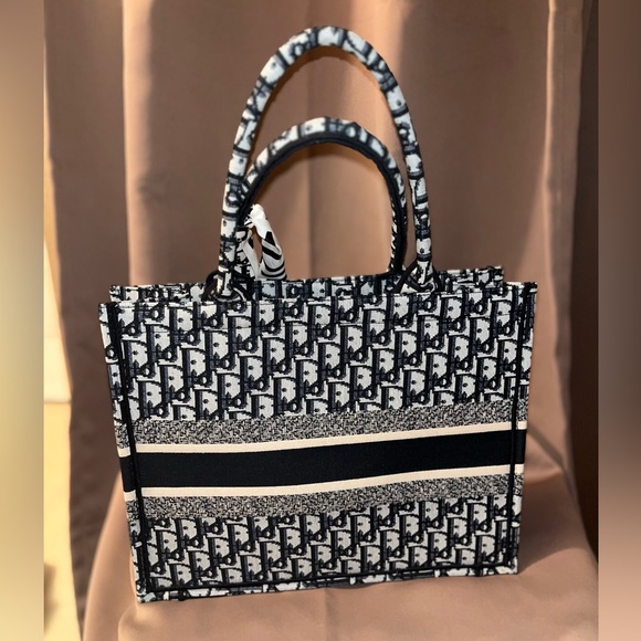 Cristian Dior Tote - Picture 4 of 5